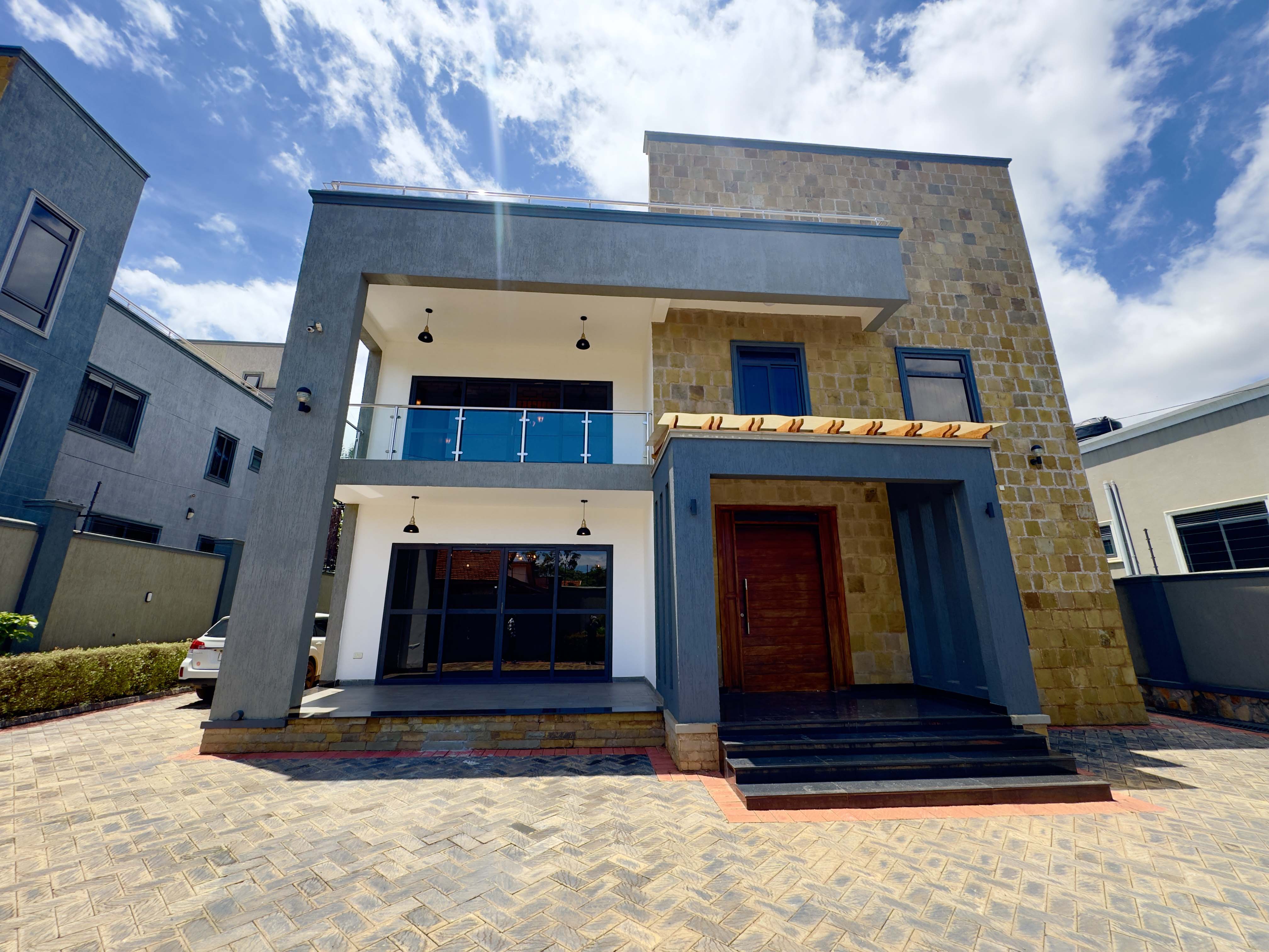 IMG_2592 Muyenga Executive Residence: Modern 4-Bed House with Sauna, Steam, Gym Space & Outside Kitchen | 20 Decimals | UGX 2.5B | 20-Yr Mortgage Available