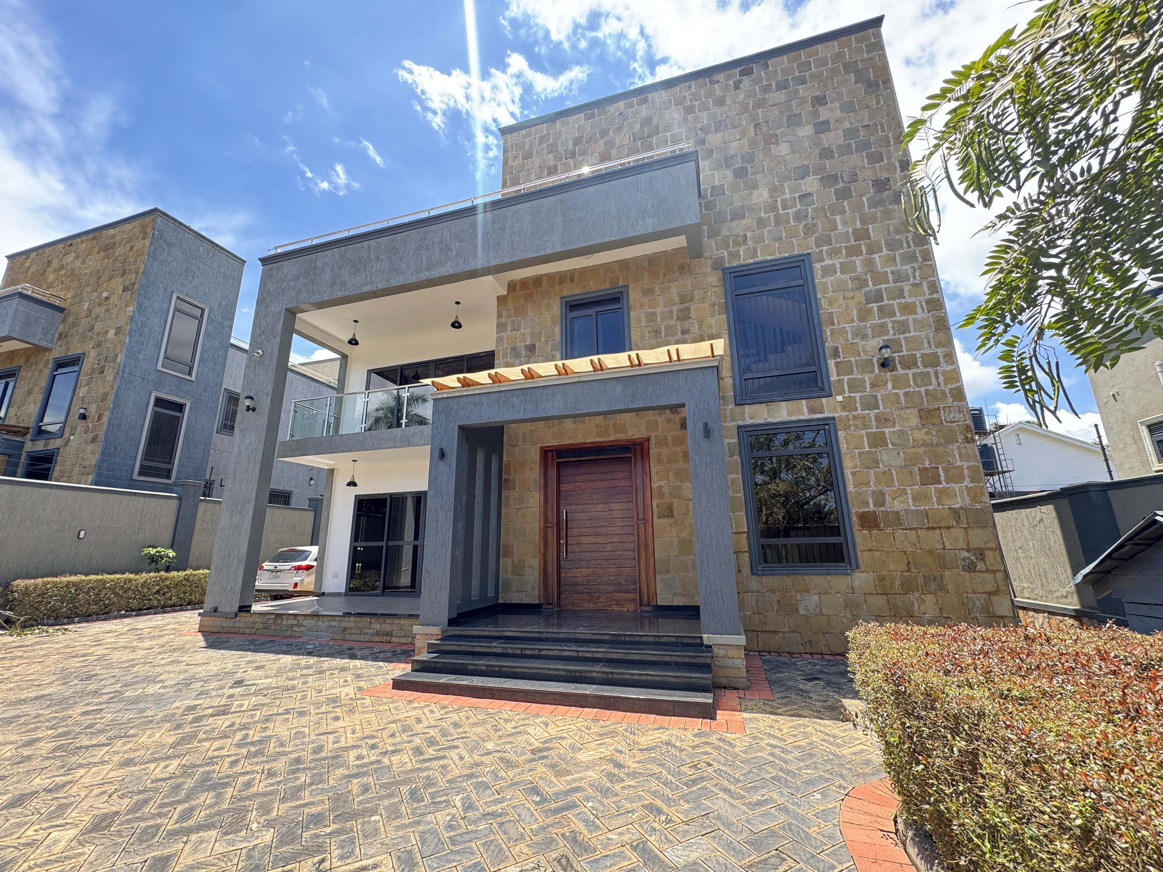 IMG_2595 Muyenga Executive Residence: Modern 4-Bed House with Sauna, Steam, Gym Space & Outside Kitchen | 20 Decimals | UGX 2.5B | 20-Yr Mortgage Available