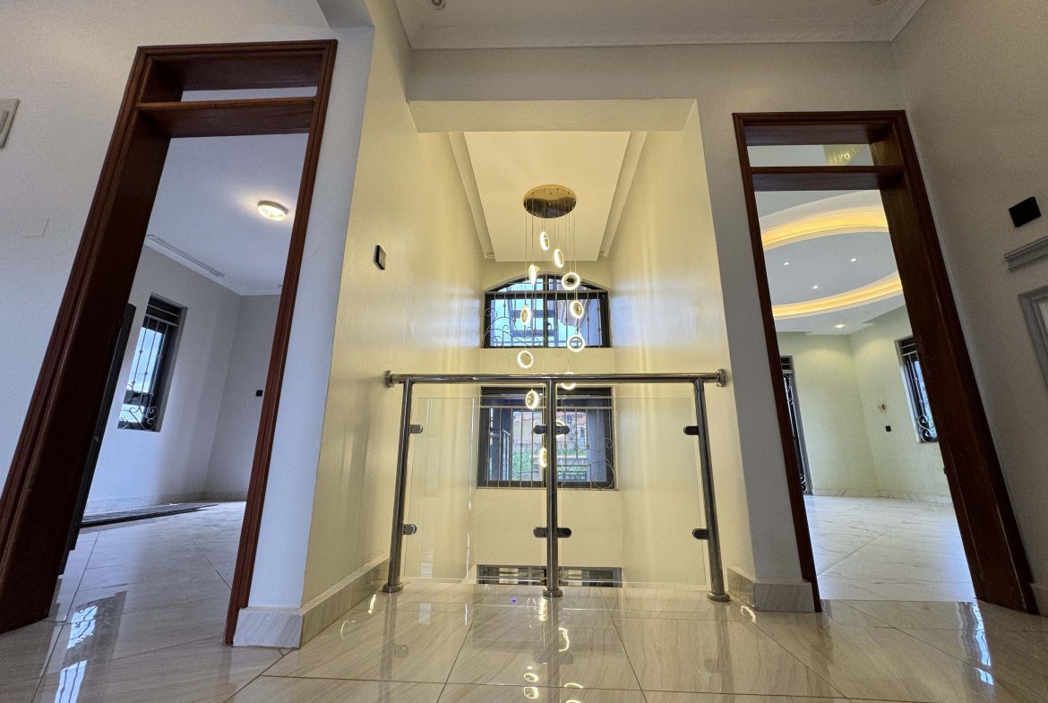 Kira Town Gem: 4-Bed Home on 12 Decimals with Outside Kitchen, Staff Quarters & Ready Mailo Title | UGX 900M | 20-Yr Mortgage Available