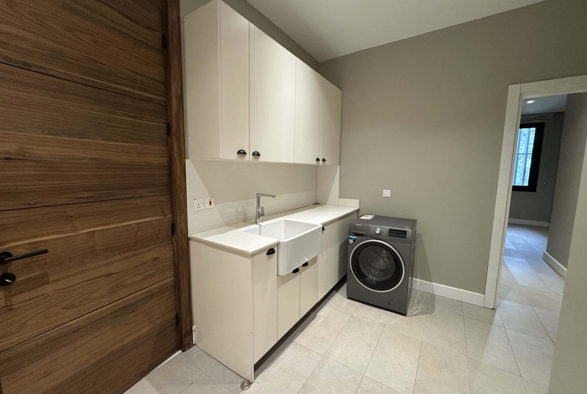 Kololo Executive Living: Modern 3-Bed Fully Furnished Apartment with Pool, Gym, Sauna & Lift | 6+ Month Leases