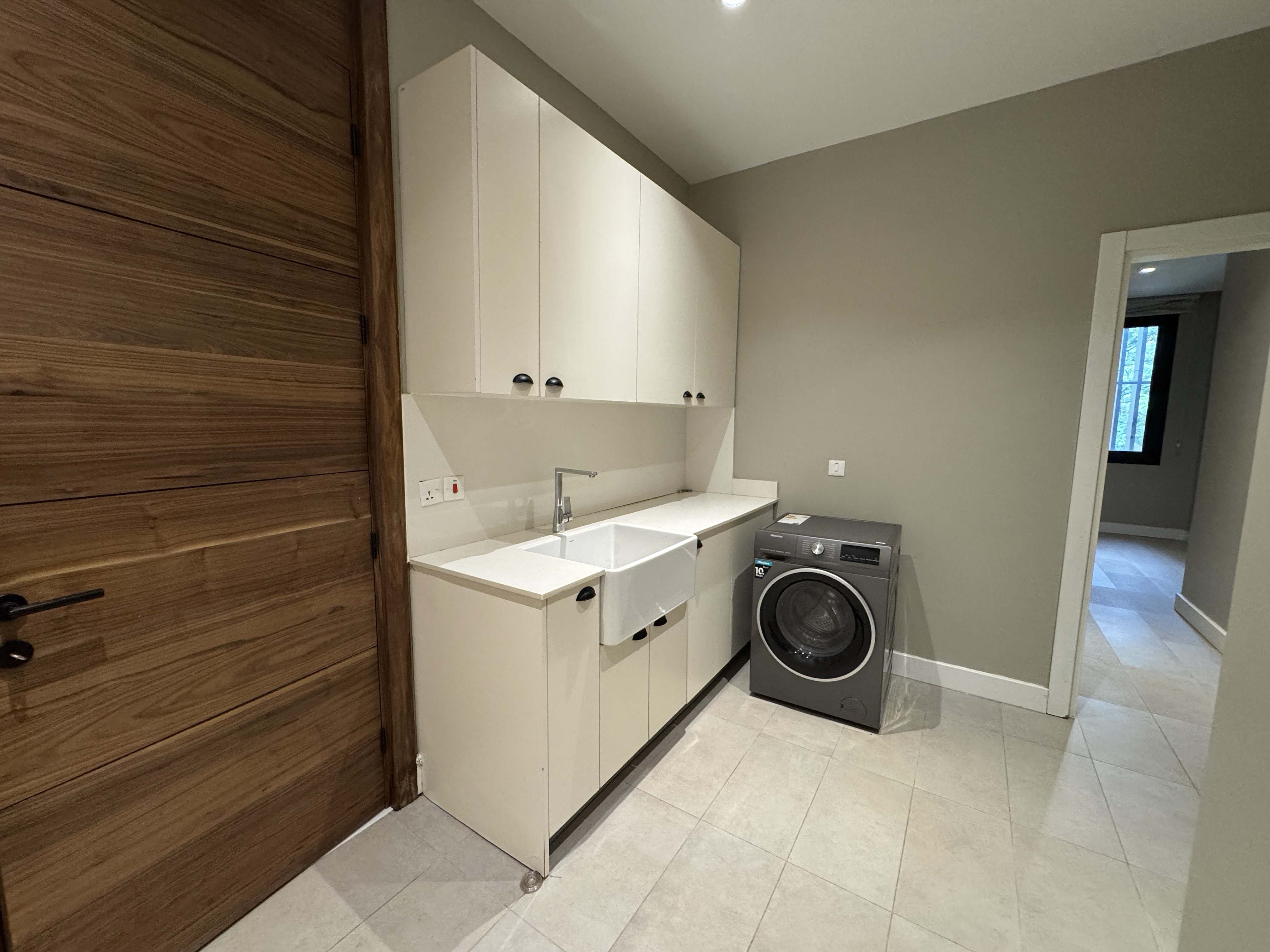 IMG_3490 Kololo Executive Living: Modern 3-Bed Fully Furnished Apartment with Pool, Gym, Sauna & Lift | 6+ Month Leases