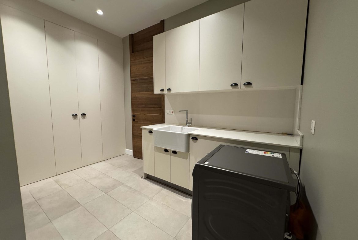 Kololo Executive Living: Modern 3-Bed Fully Furnished Apartment with Pool, Gym, Sauna & Lift | 6+ Month Leases