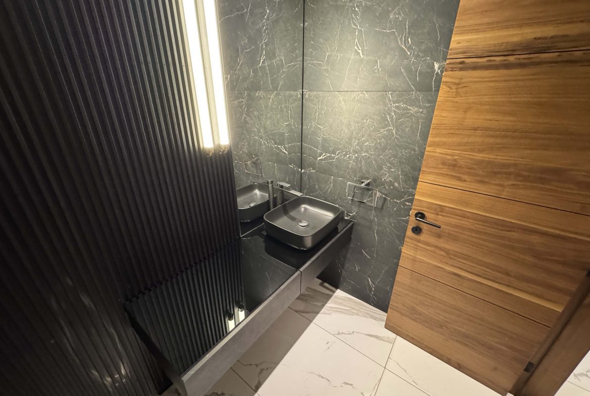 Kololo Executive Living: Modern 3-Bed Fully Furnished Apartment with Pool, Gym, Sauna & Lift | 6+ Month Leases