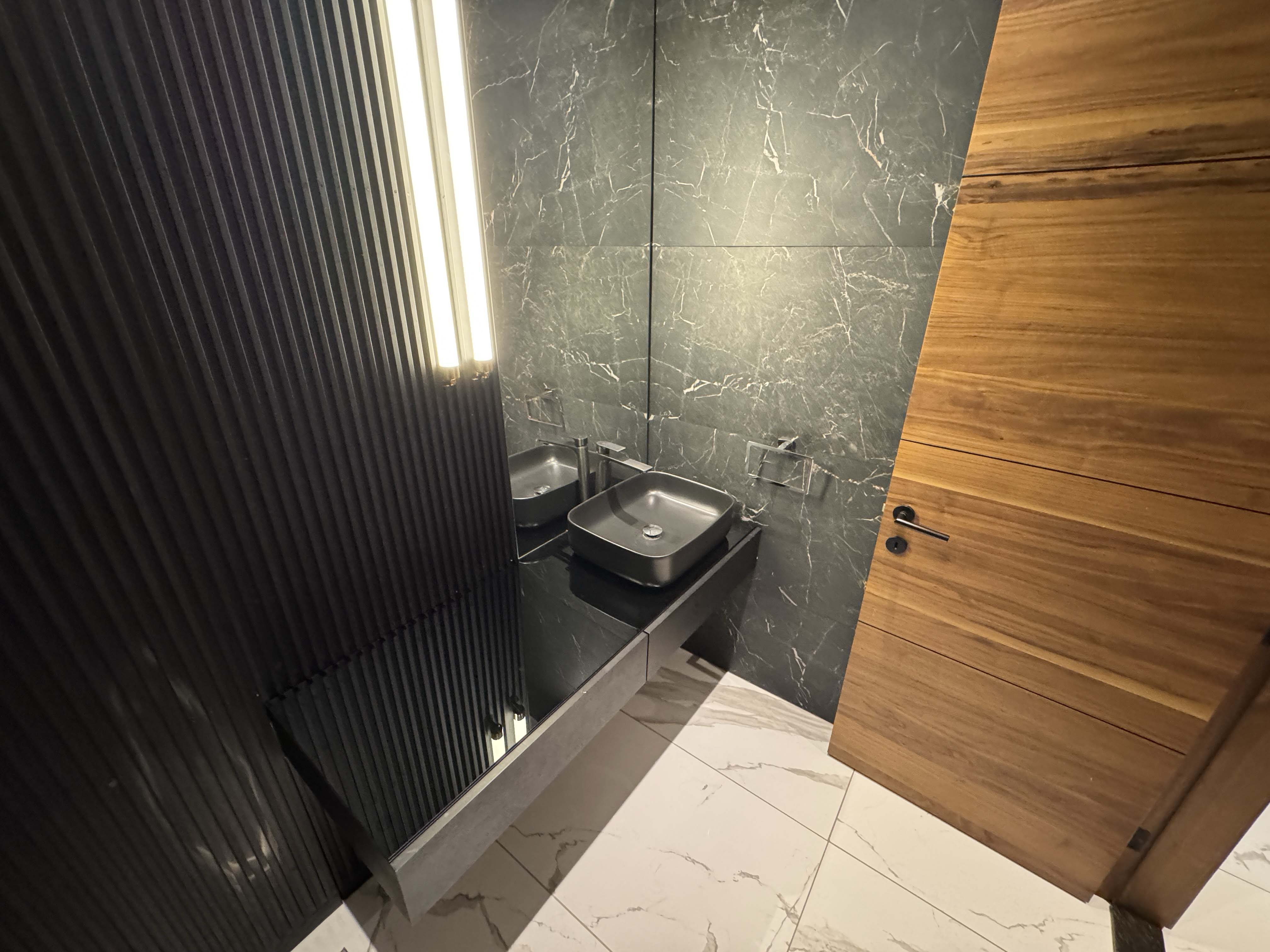 IMG_3496 Kololo Executive Living: Modern 3-Bed Fully Furnished Apartment with Pool, Gym, Sauna & Lift | 6+ Month Leases
