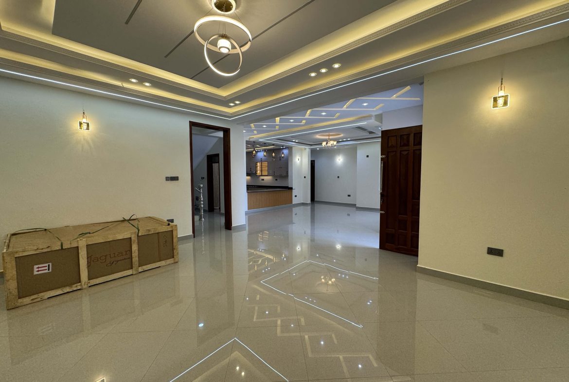 Luxury 7-Bedroom Munyonyo Mansion on 20 Decimals – Private Mailo Title, Guest Wings & Prime Lakeside Living