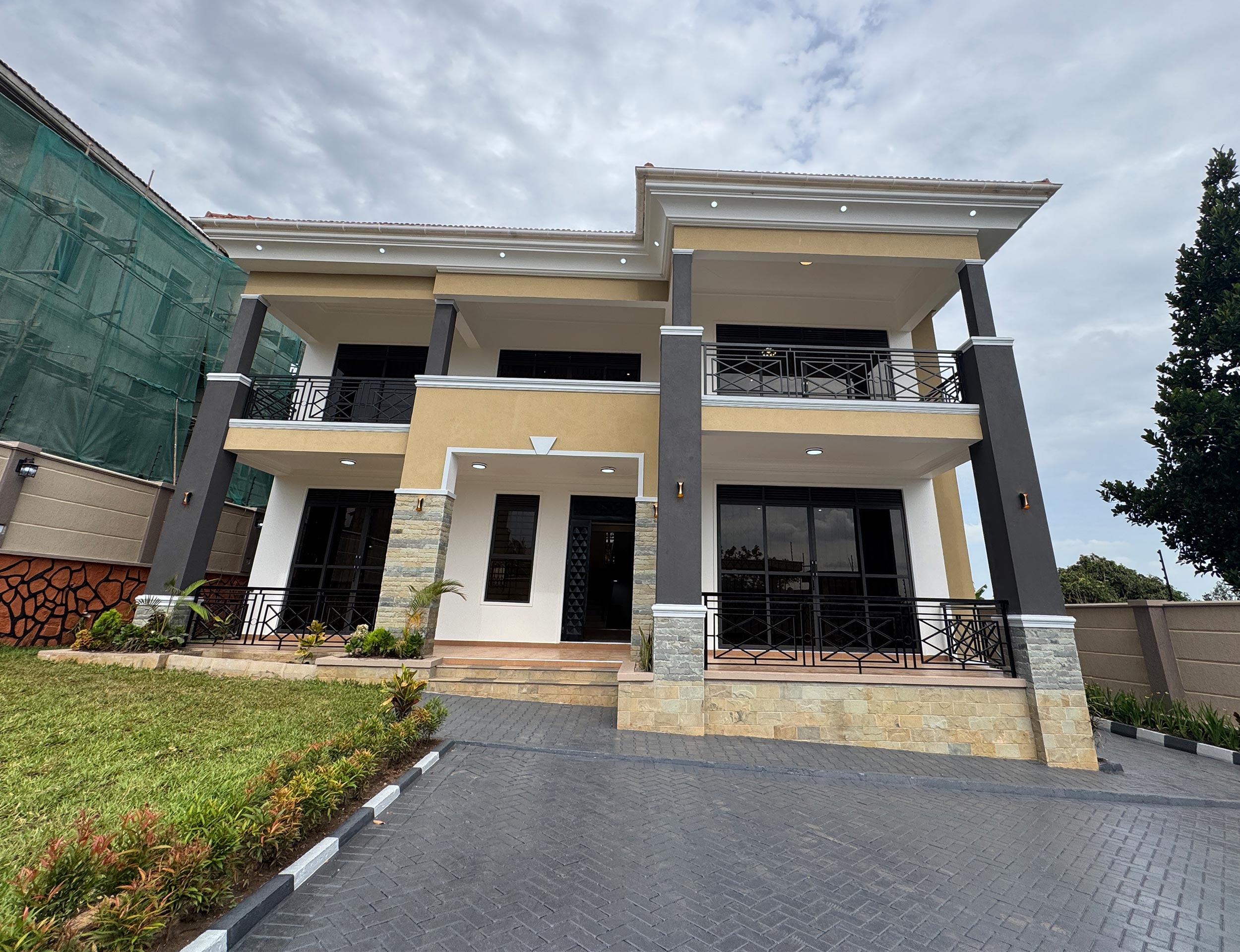 TOUR THIS UGX 1.2B 5-Bed Double Story Mansion in Arkright Estate | 5 Baths, Outside Kitchen + 2 Extra Rooms | 18 Decimals