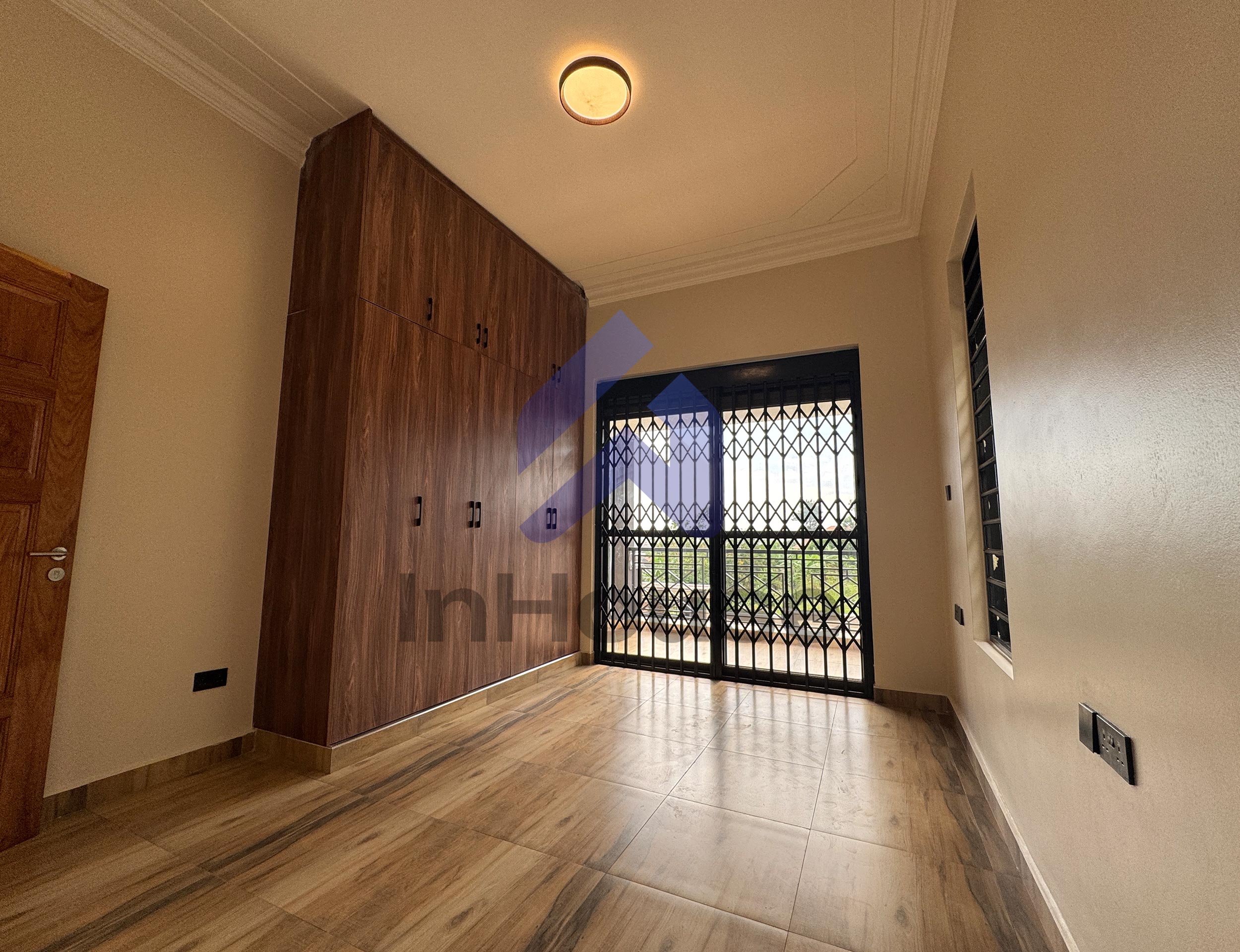 TOUR THIS UGX 1.2B 5-Bed Double Story Mansion in Arkright Estate | 5 Baths, Outside Kitchen + 2 Extra Rooms | 18 Decimals