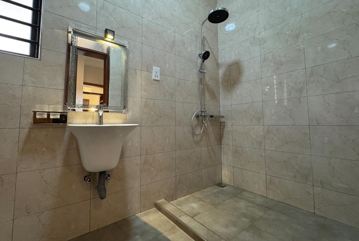 TOUR THIS UGX 1.2B 5-Bed Double Story Mansion in Arkright Estate | 5 Baths, Outside Kitchen + 2 Extra Rooms | 18 Decimals