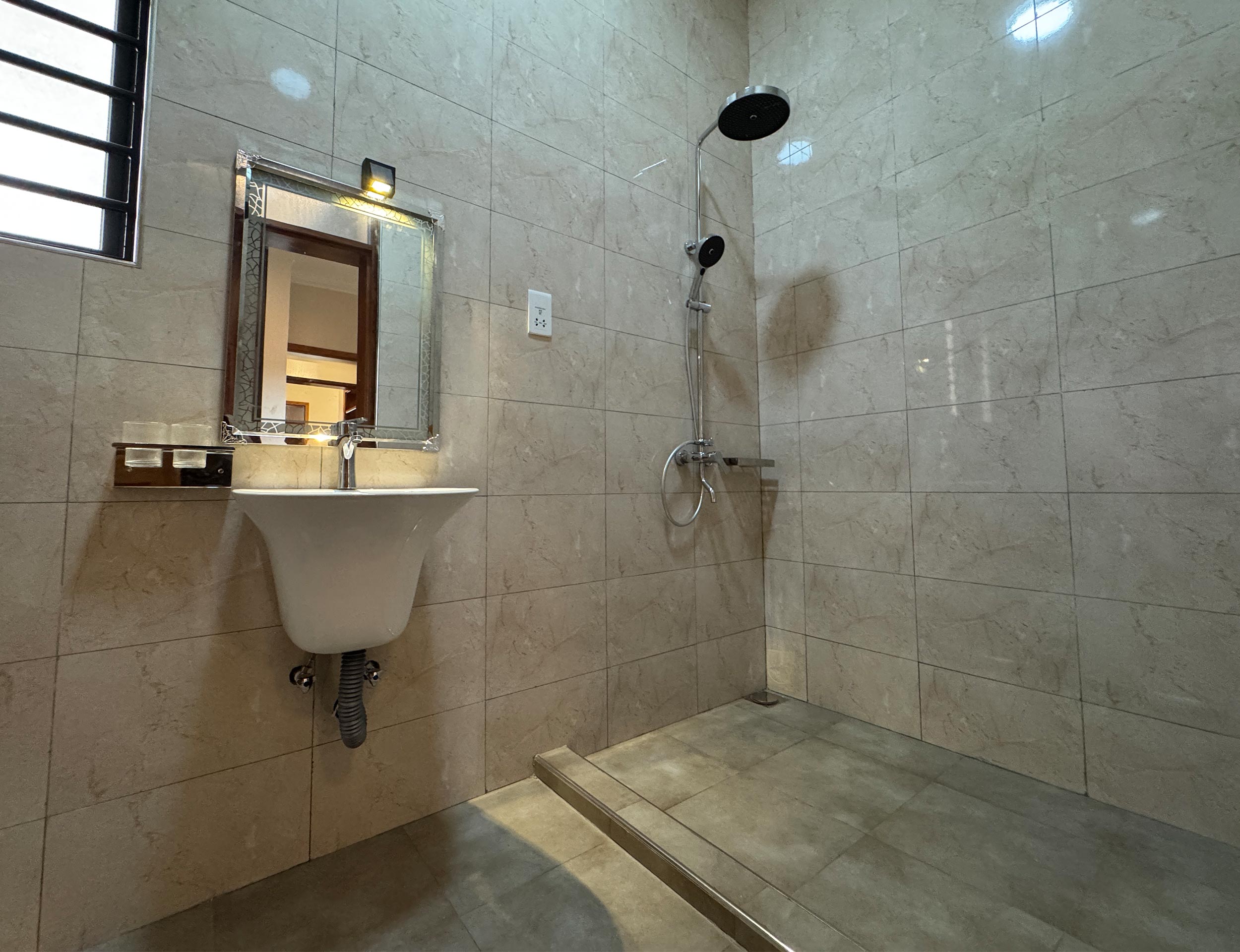 TOUR THIS UGX 1.2B 5-Bed Double Story Mansion in Arkright Estate | 5 Baths, Outside Kitchen + 2 Extra Rooms | 18 Decimals