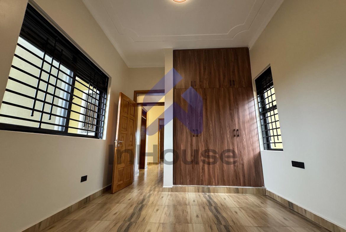 TOUR THIS UGX 1.2B 5-Bed Double Story Mansion in Arkright Estate | 5 Baths, Outside Kitchen + 2 Extra Rooms | 18 Decimals