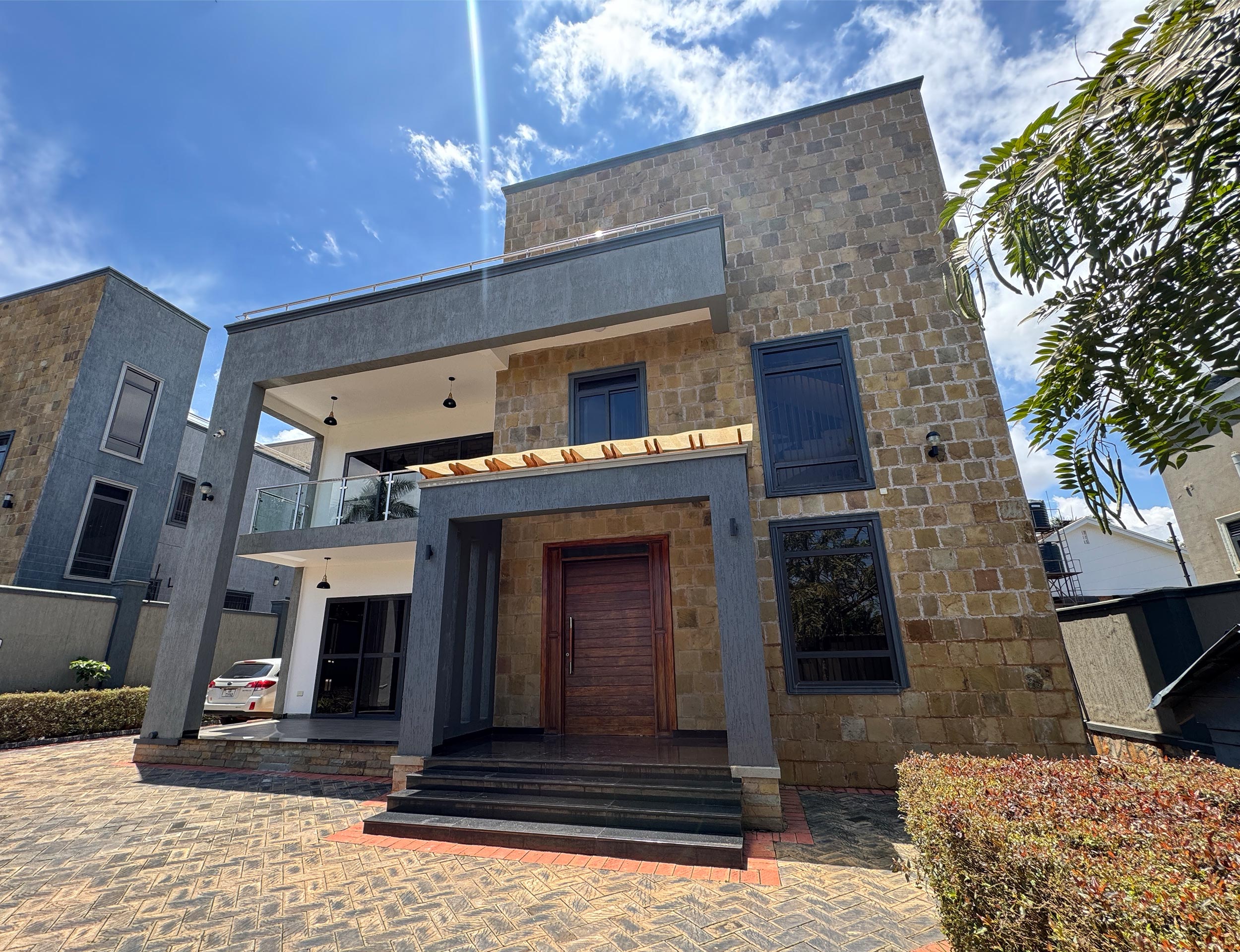 Untitled-1v Muyenga Executive Residence: Modern 4-Bed House with Sauna, Steam, Gym Space & Outside Kitchen | 20 Decimals | UGX 2.5B | 20-Yr Mortgage Available