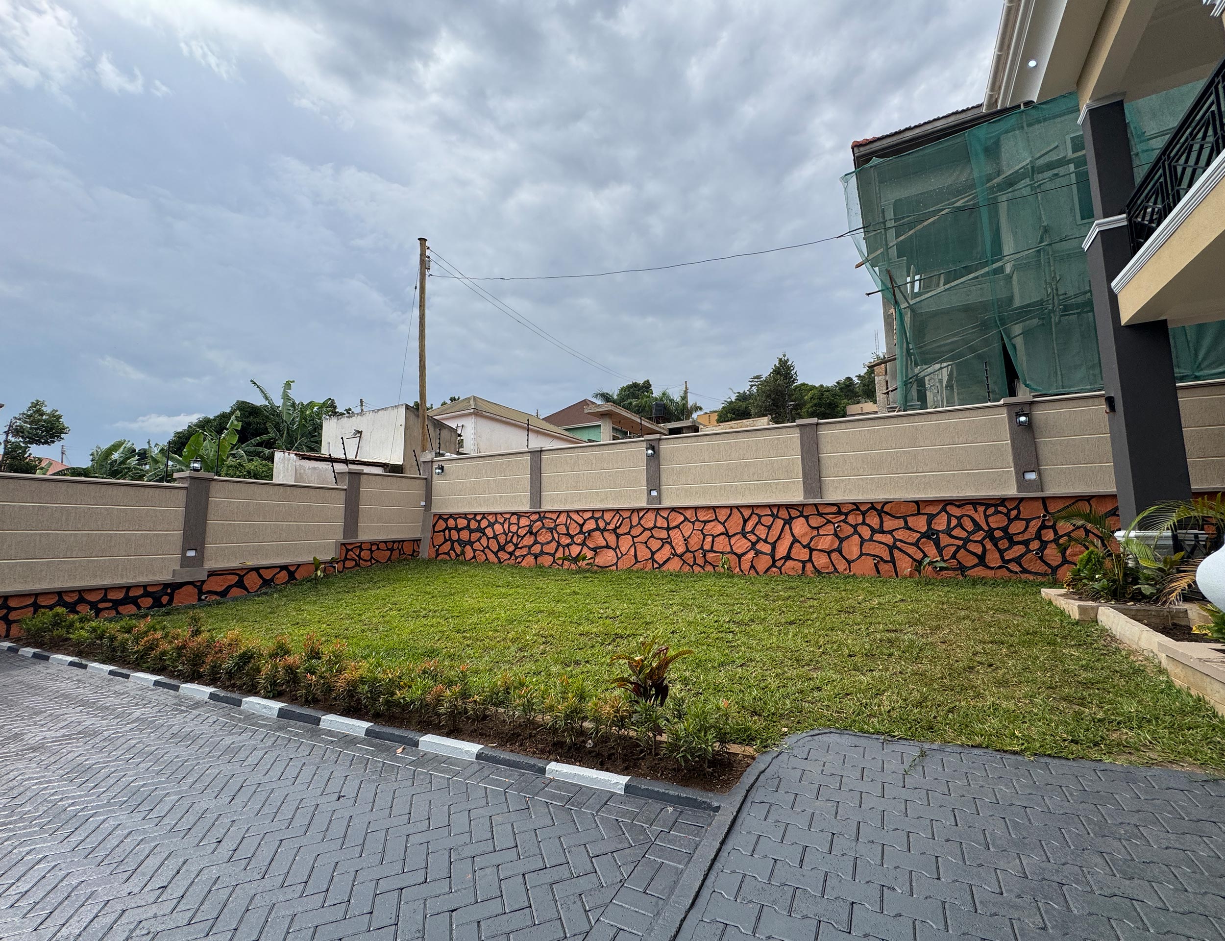 TOUR THIS UGX 1.2B 5-Bed Double Story Mansion in Arkright Estate | 5 Baths, Outside Kitchen + 2 Extra Rooms | 18 Decimals