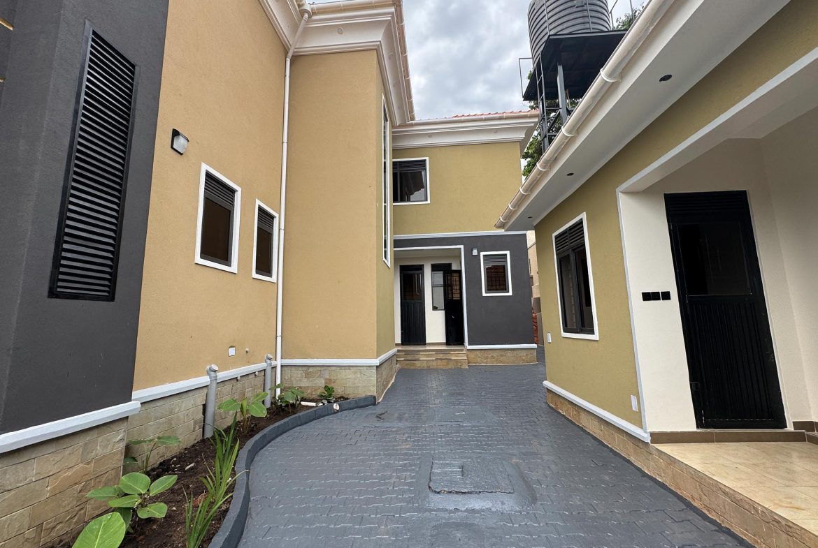 TOUR THIS UGX 1.2B 5-Bed Double Story Mansion in Arkright Estate | 5 Baths, Outside Kitchen + 2 Extra Rooms | 18 Decimals