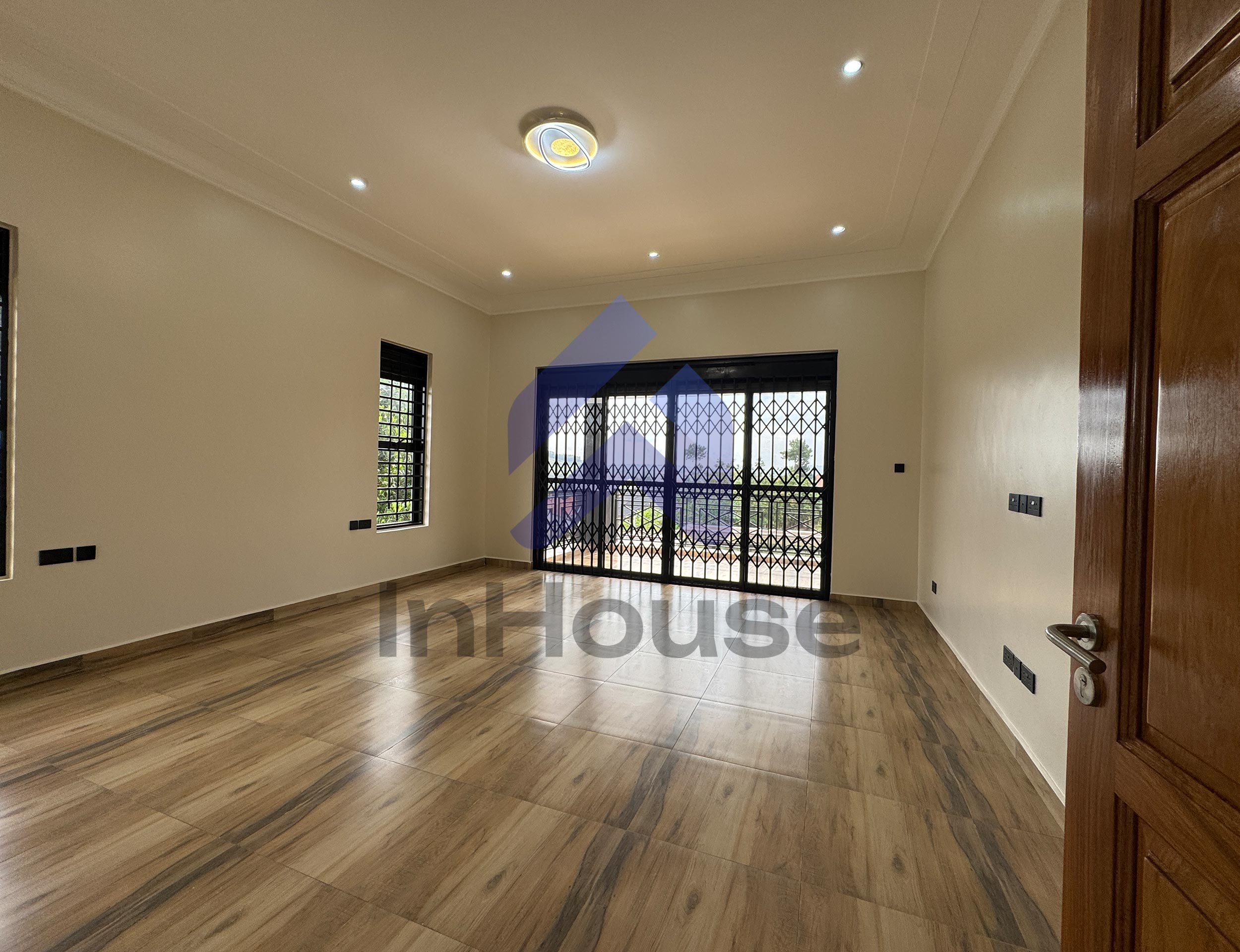 TOUR THIS UGX 1.2B 5-Bed Double Story Mansion in Arkright Estate | 5 Baths, Outside Kitchen + 2 Extra Rooms | 18 Decimals