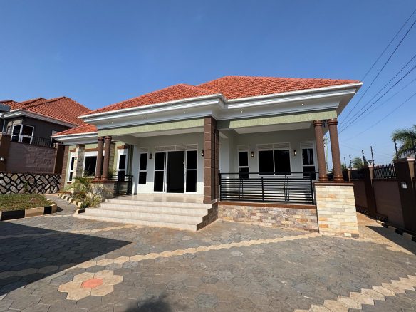 LUXURY MEETS SPACE: 4 BEDROOMS BUNGALOW FOR SALE IN AKRIGHT ESTATE, BWEBAJJA