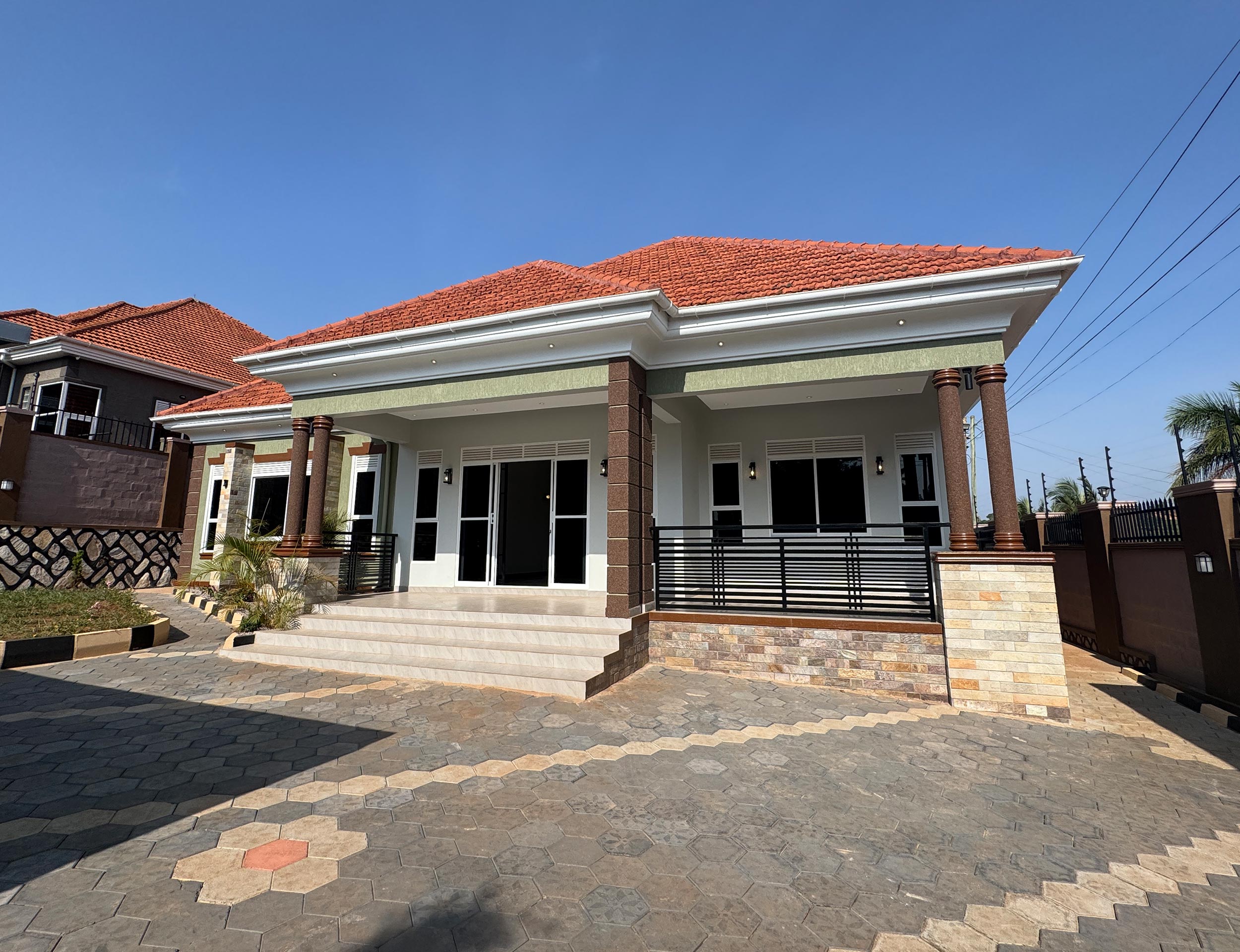 LUXURY MEETS SPACE: 4 BEDROOMS BUNGALOW FOR SALE IN AKRIGHT ESTATE, BWEBAJJA