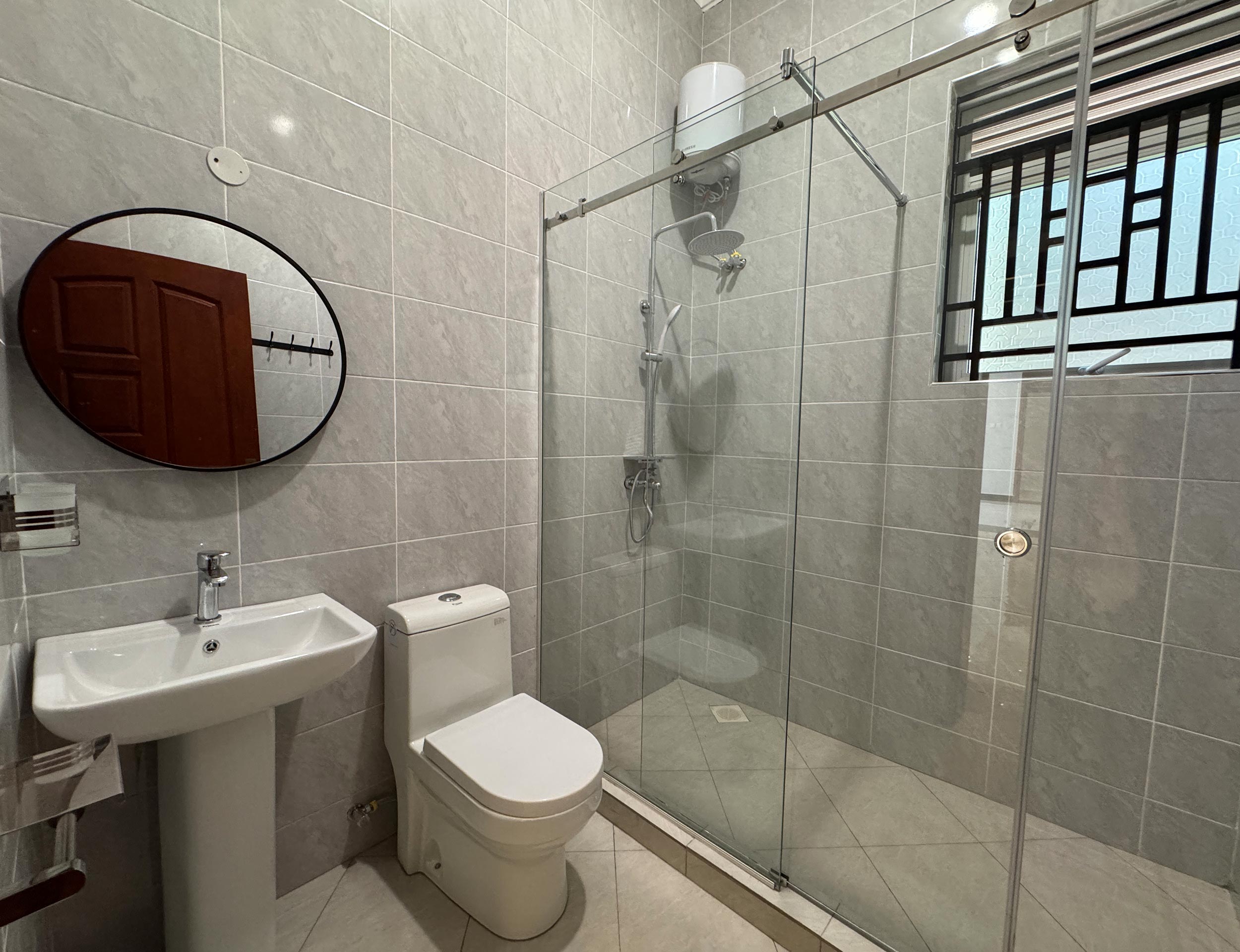 LUXURY MEETS SPACE: 4 BEDROOMS BUNGALOW FOR SALE IN AKRIGHT ESTATE, BWEBAJJA