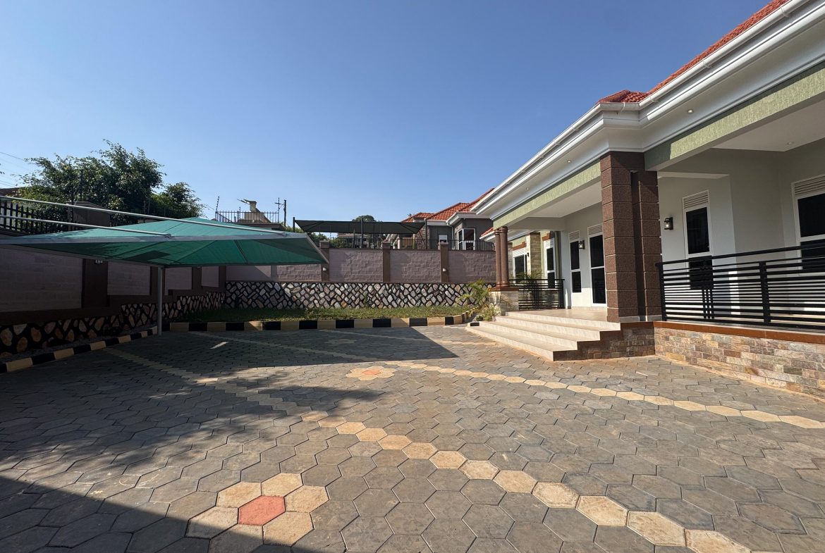 LUXURY MEETS SPACE: 4 BEDROOMS BUNGALOW FOR SALE IN AKRIGHT ESTATE, BWEBAJJA