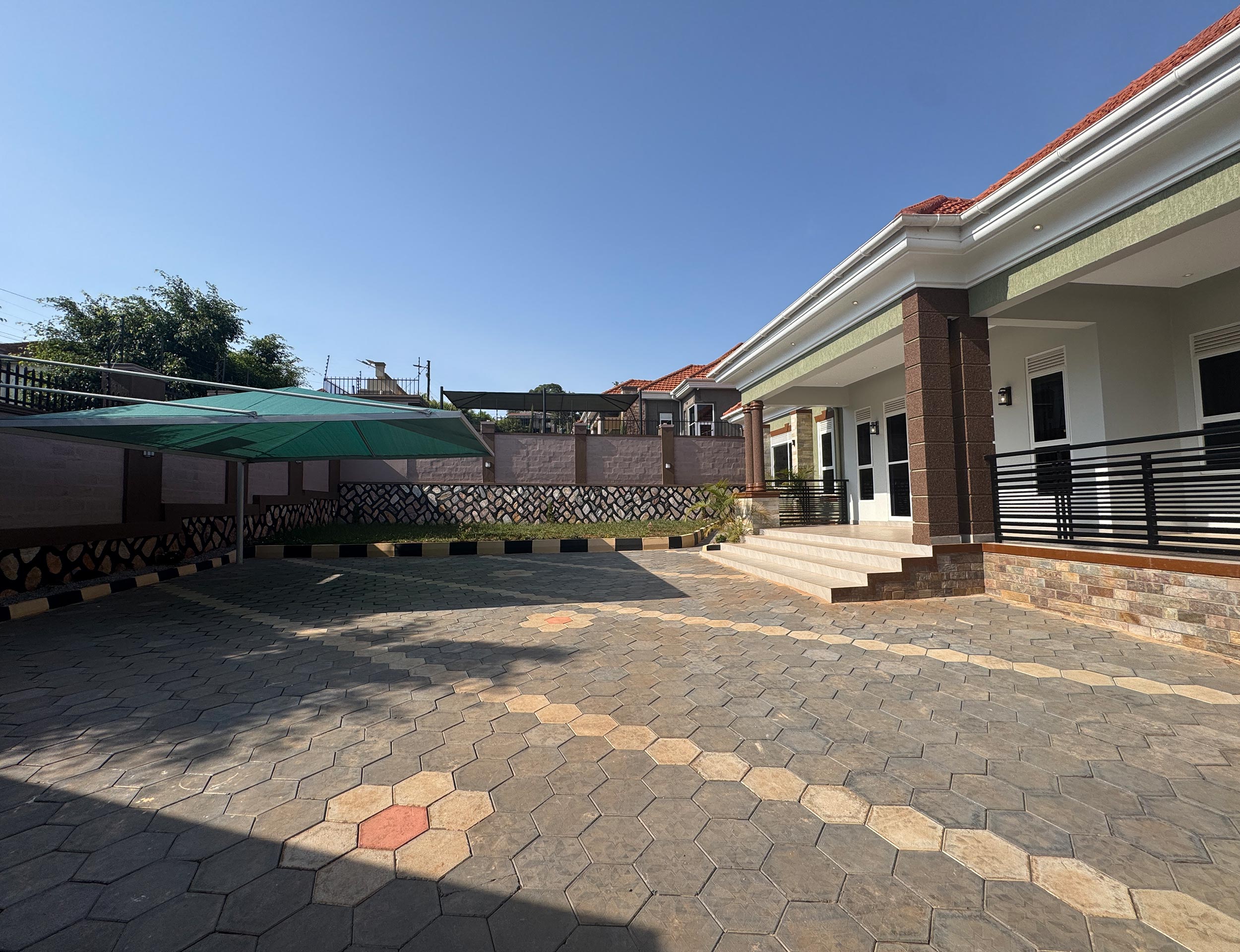 LUXURY MEETS SPACE: 4 BEDROOMS BUNGALOW FOR SALE IN AKRIGHT ESTATE, BWEBAJJA