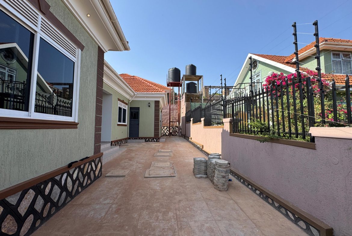 LUXURY MEETS SPACE: 4 BEDROOMS BUNGALOW FOR SALE IN AKRIGHT ESTATE, BWEBAJJA