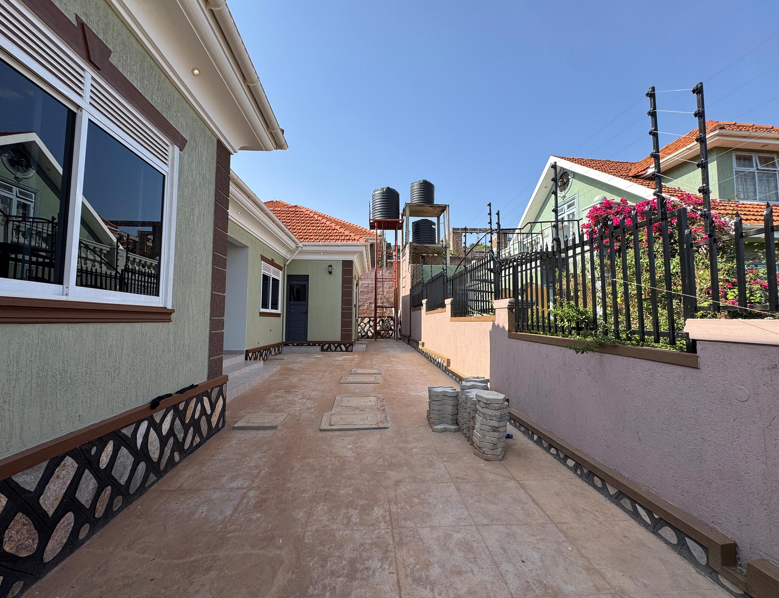 LUXURY MEETS SPACE: 4 BEDROOMS BUNGALOW FOR SALE IN AKRIGHT ESTATE, BWEBAJJA
