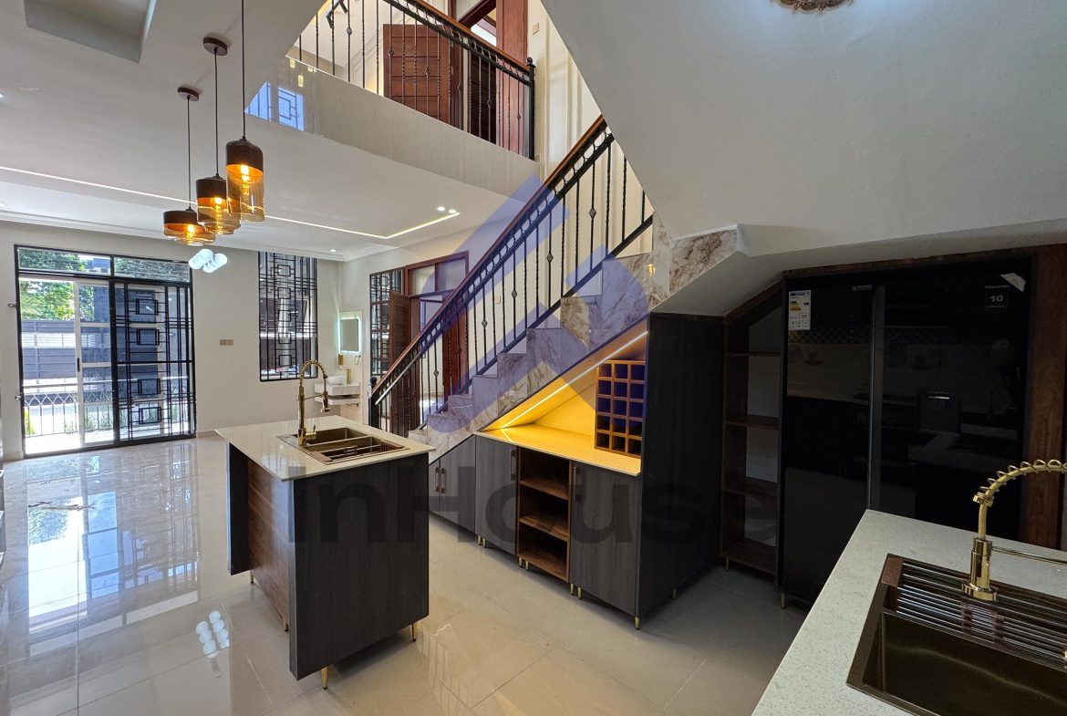 THE ULTIMATE FAMILY HOME: 6 BEDROOMS DOUBLE STORY HOUSE FOR SALE IN AKRIGHT ESTATE, BWEBAJJA