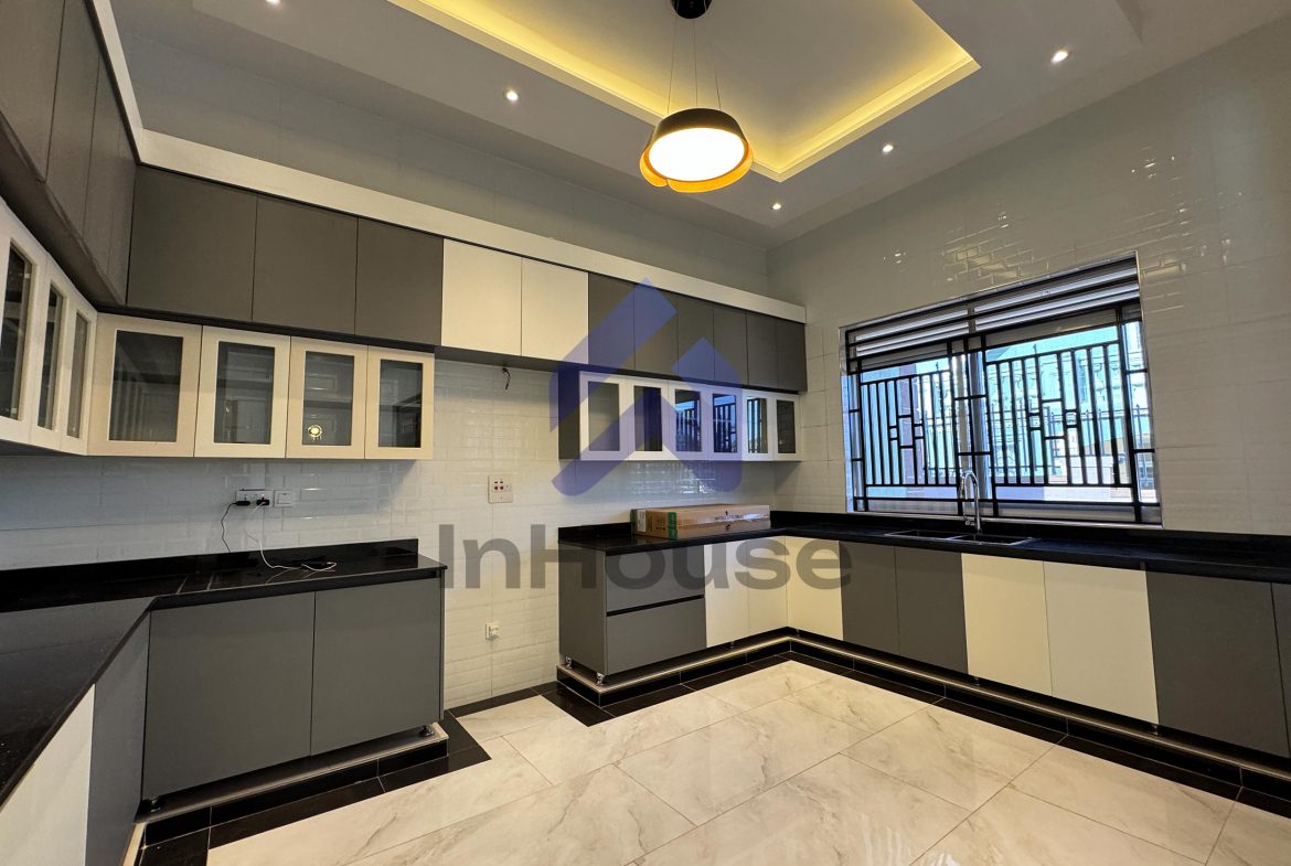 LUXURY MEETS SPACE: 4 BEDROOMS BUNGALOW FOR SALE IN AKRIGHT ESTATE, BWEBAJJA