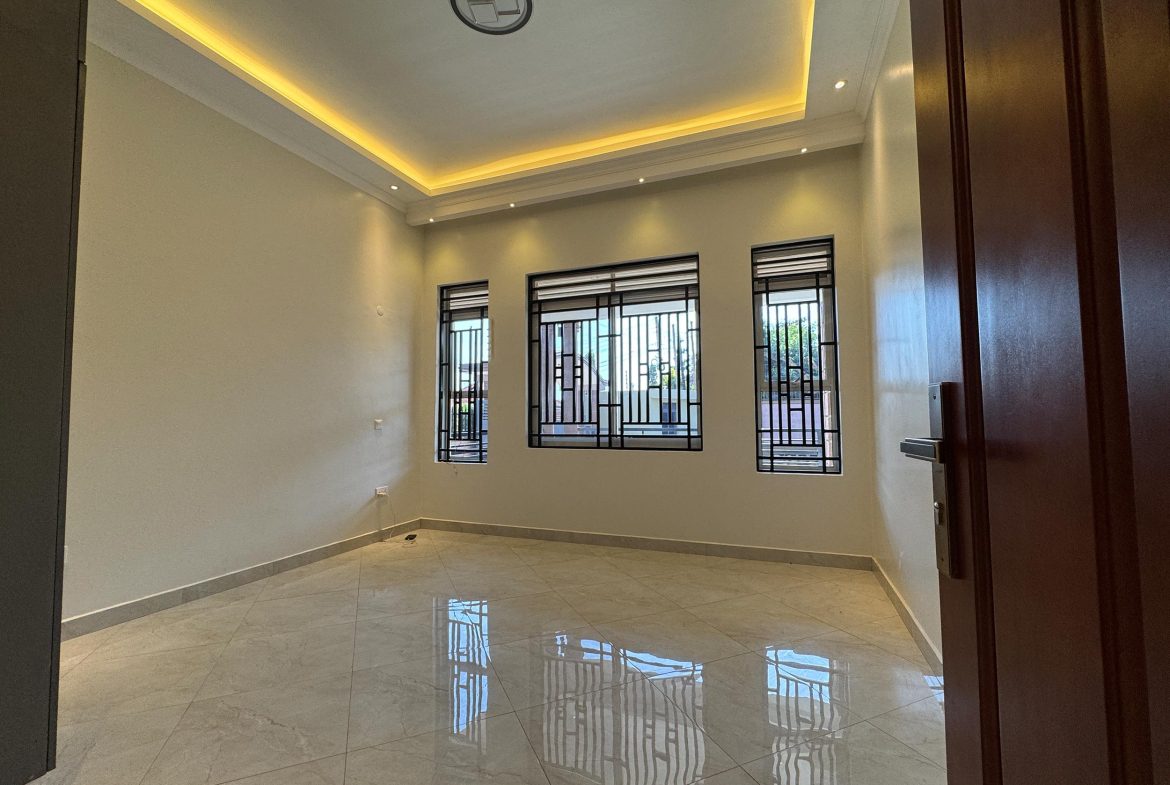 LUXURY MEETS SPACE: 4 BEDROOMS BUNGALOW FOR SALE IN AKRIGHT ESTATE, BWEBAJJA