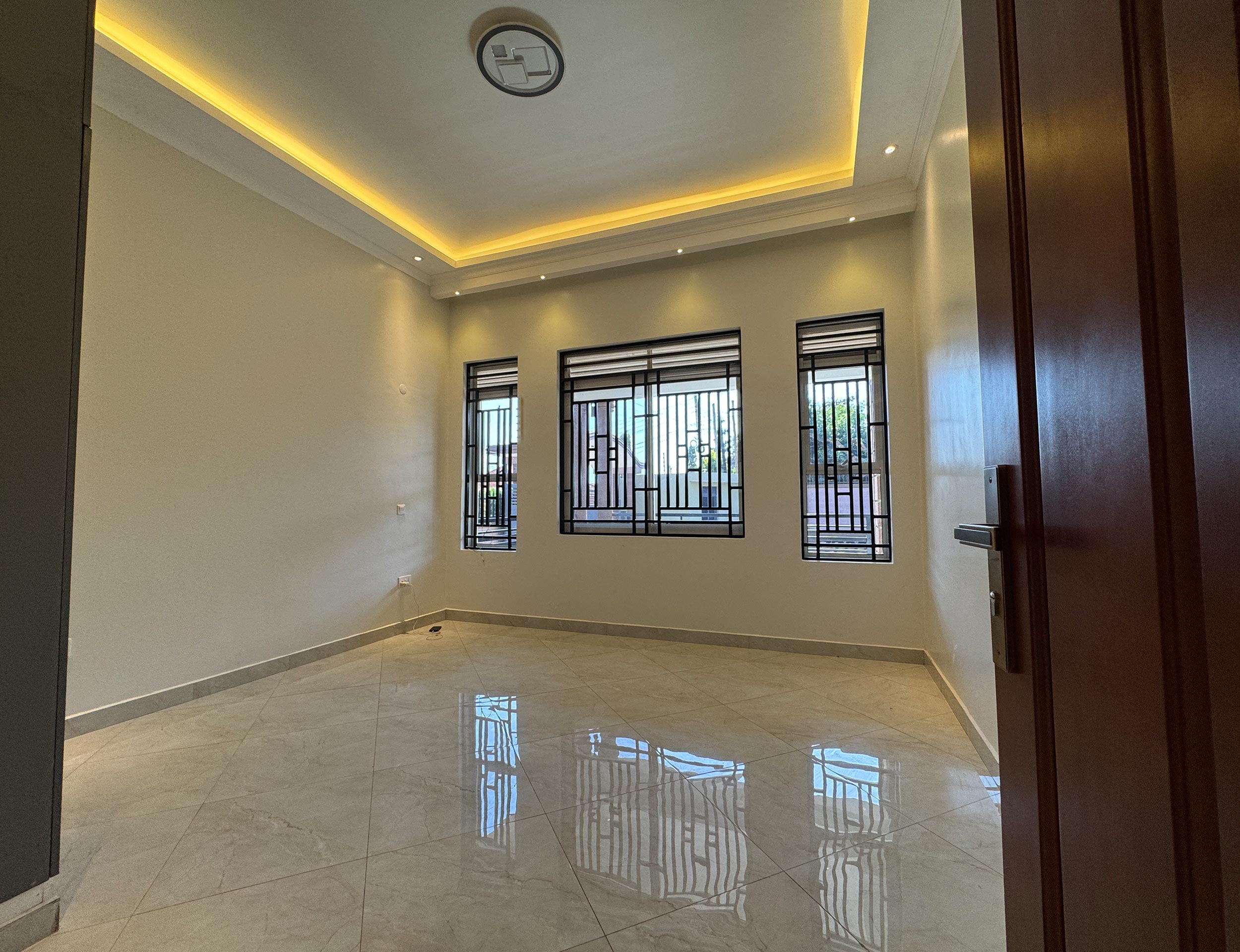 LUXURY MEETS SPACE: 4 BEDROOMS BUNGALOW FOR SALE IN AKRIGHT ESTATE, BWEBAJJA