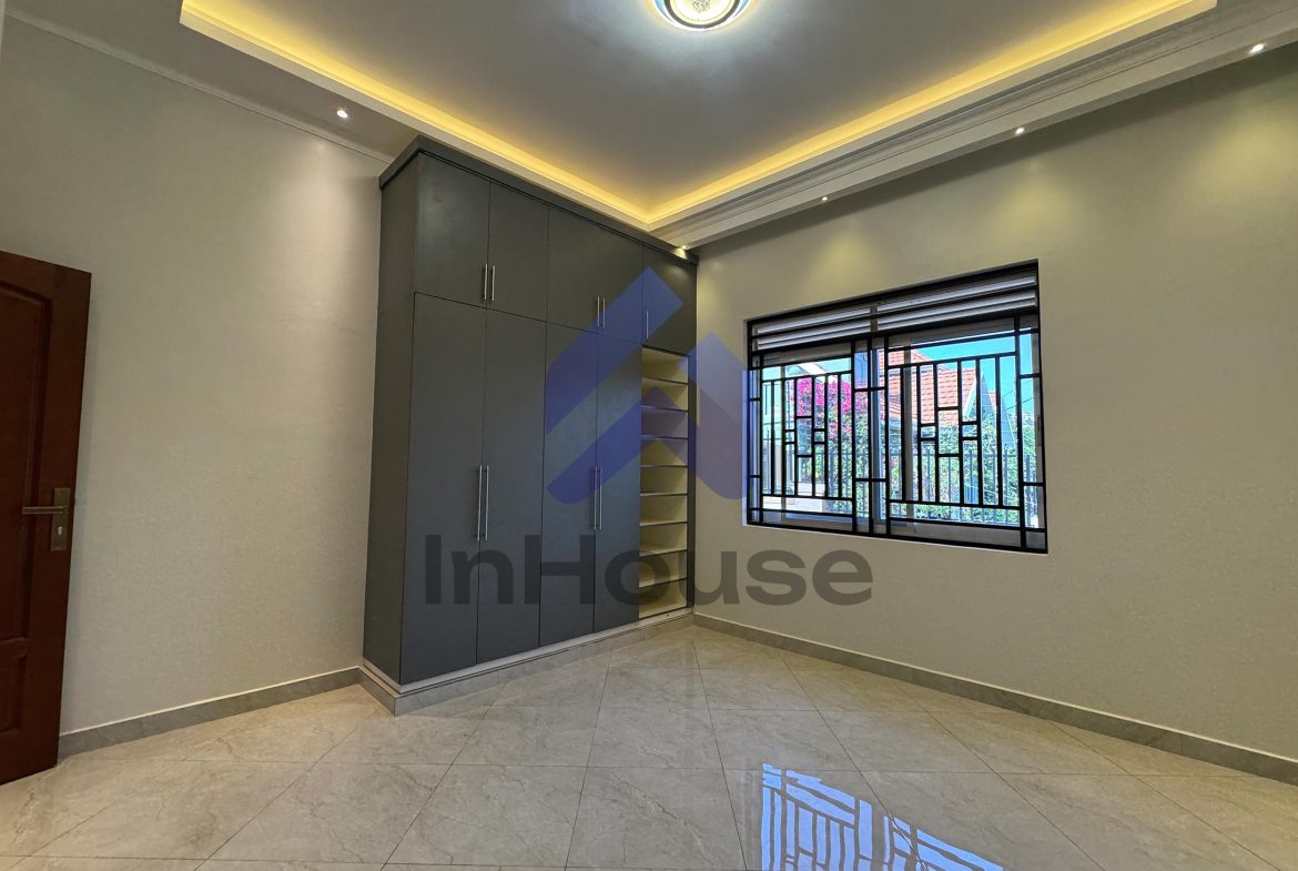 LUXURY MEETS SPACE: 4 BEDROOMS BUNGALOW FOR SALE IN AKRIGHT ESTATE, BWEBAJJA