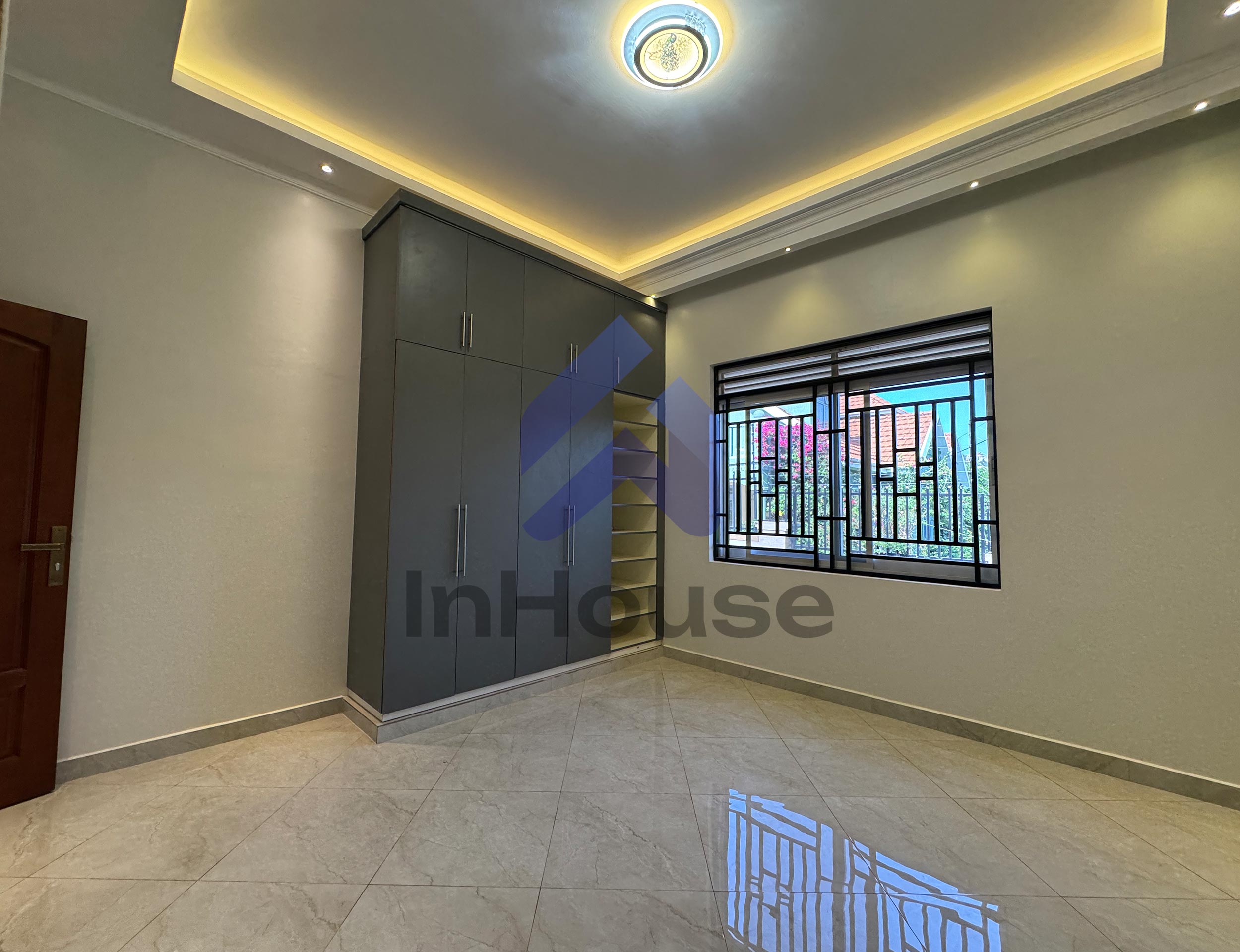LUXURY MEETS SPACE: 4 BEDROOMS BUNGALOW FOR SALE IN AKRIGHT ESTATE, BWEBAJJA